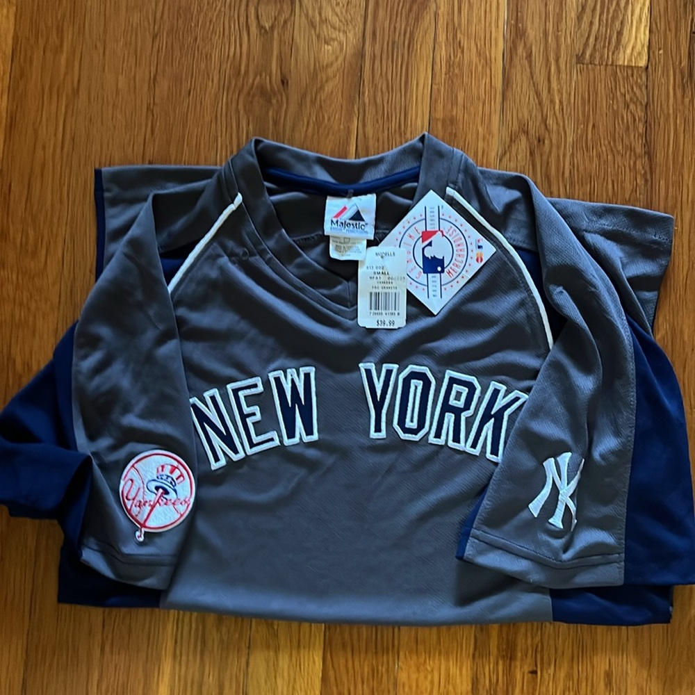 NY YANKEE TEE. Majestic Gray/Navy Men’s Small NWT